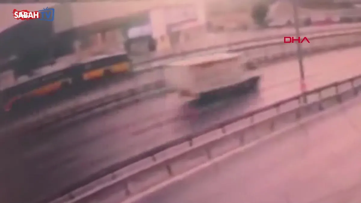 Küçükçekmece’de otomobilin İETT otobüsüne çarptığı kaza kamerada | Video videosunu izle Küçükçekmece’de otomobilin İETT otobüsüne çarptığı kaza kamerada | Video videosunu izle