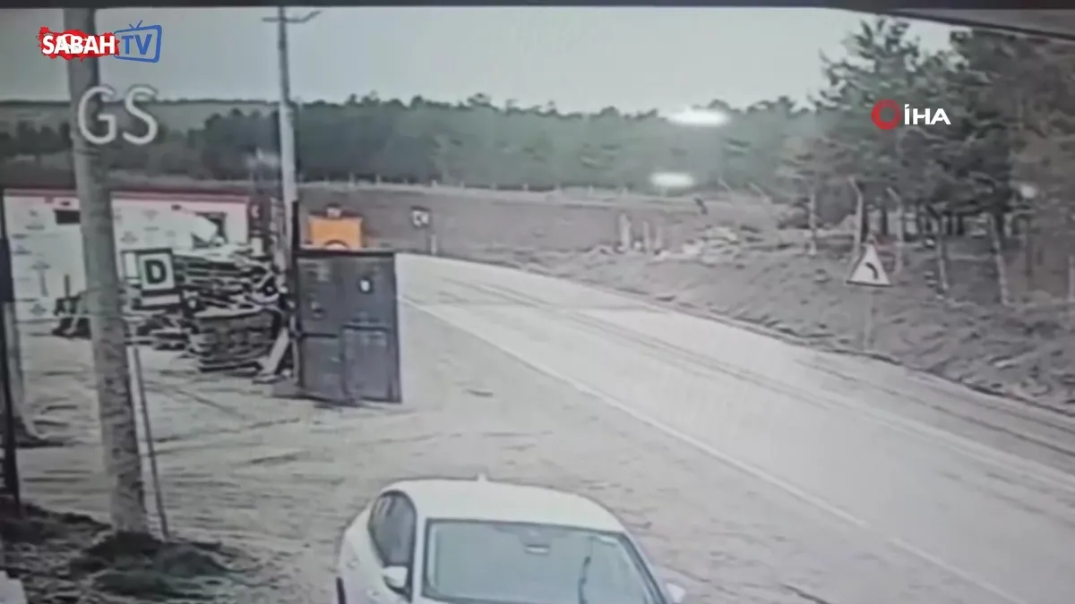 Kontrolden çıkan otomobil yol kenarına savruldu: 3 yaralı videosunu izle Kontrolden çıkan otomobil yol kenarına savruldu: 3 yaralı videosunu izle