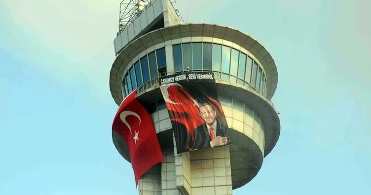 Kuleye Türk bayrağı ve Erdoğan posteri