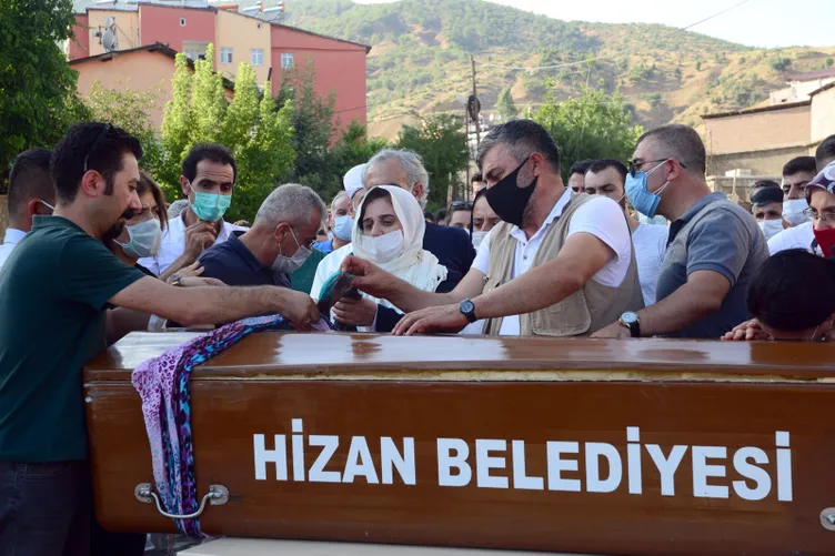 Son dakika haberler...Pınar Gültekin gözyaşları arasında son yolculuğuna uğurlandı. Son yolculuğunda bölge halkı onu yalnız bırakmadı...