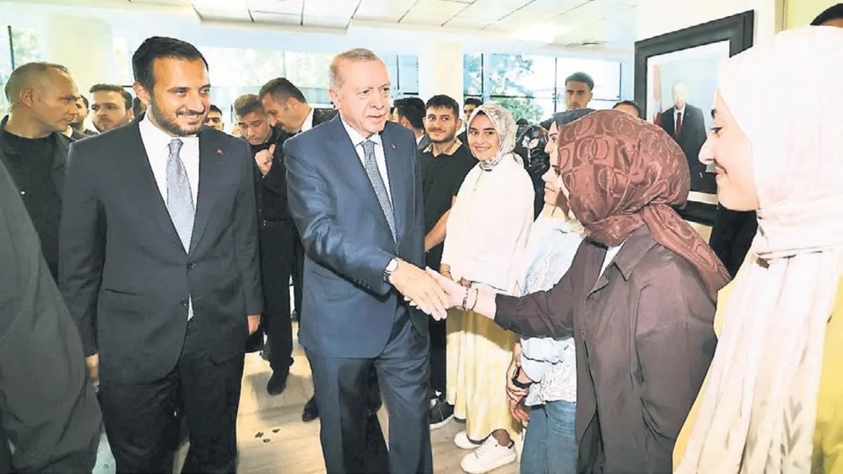 Cumhurbaşkanı Recep Tayyip Erdoğan AK Parti İstanbul İl Başkanlığı'nı ziyaret ederken.