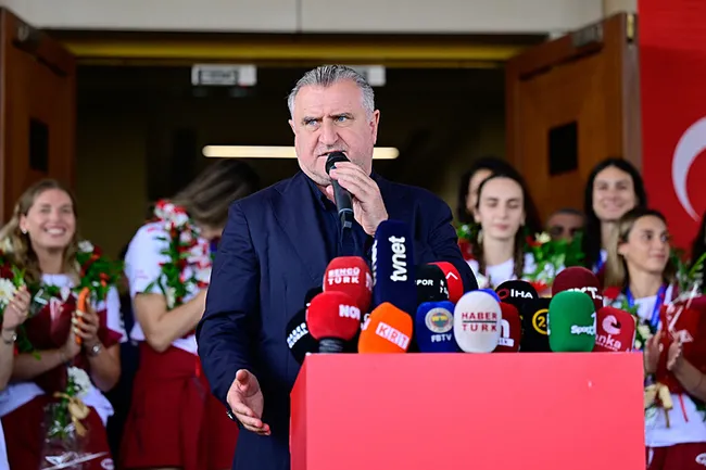 sampiyon-a-milli-kadin-voleybol-takimi-yurda-dondu-1785158319976.jpeg