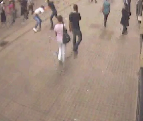 Alman turisti bıçakladılar
