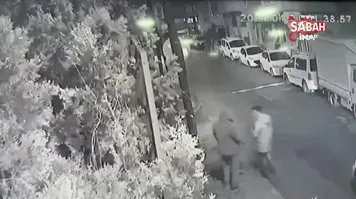 Bağcılar’da sokak ortasında bıçaklı ve silahlı saldırı kamerada
