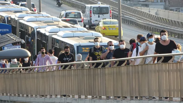 SON DAKİKA! İstanbul’da isyan ettiren görüntüler; Toplu taşıma koronavirüsün merkezi oldu