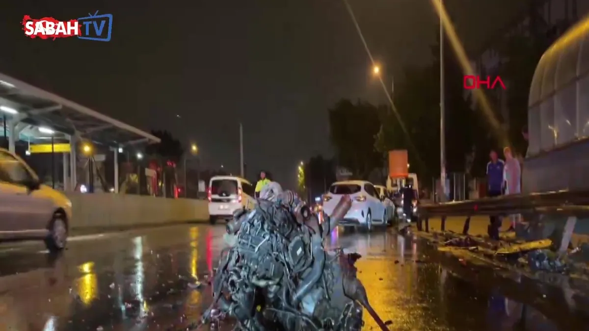 Refüje ve bariyerlere çarpan otomobilin motoru koptu: 1’i ağır 2 yaralı | Video videosunu izle Refüje ve bariyerlere çarpan otomobilin motoru koptu: 1’i ağır 2 yaralı | Video videosunu izle