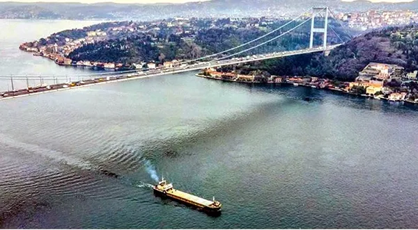 istanbul-bogazinda-arizalanan-gemi-deniz-trafigini-olumsuz-etkiledi-1786000570677.jpg