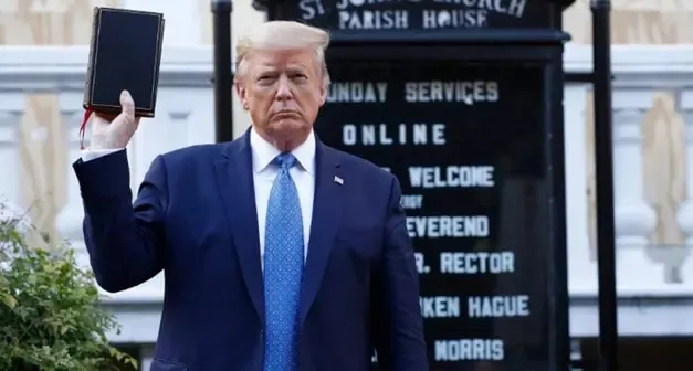 Son dakika! ABD kaosun pençesinde! Trump elinde incil ile...