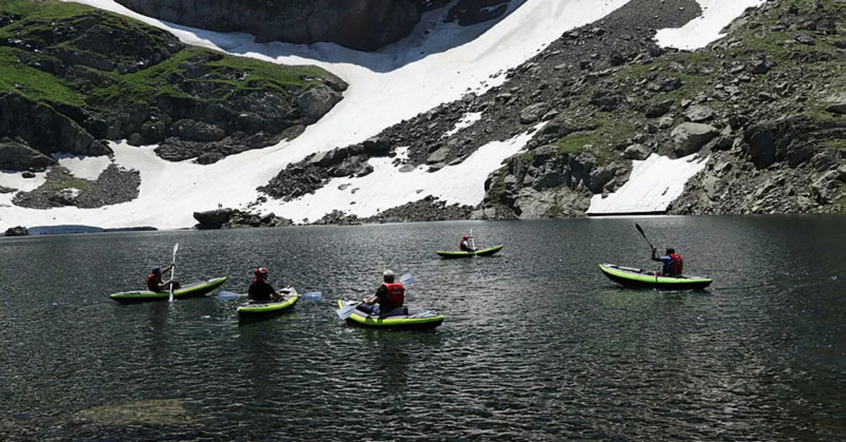 Giresun’da 2 bin 750 rakımlı buzul gölünde kano etkinliği yapıldı Giresun’da 2 bin 750 rakımlı buzul gölünde kano etkinliği yapıldı