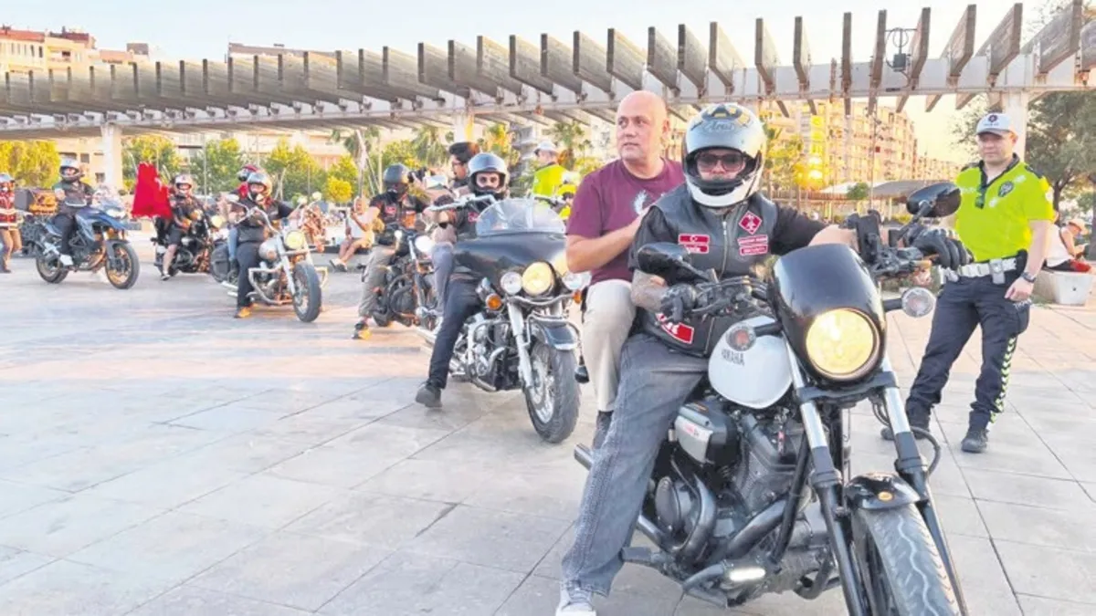 İzmir'de motosiklet sürücülerinin 15 Temmuz şehitlerini anma turu.