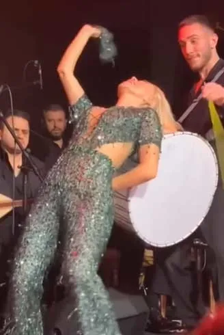 Şarkıcı Ceylan yer sofrası fotoğrafını yeniden çekti! ’Yıllara kafa atmışım resmen’