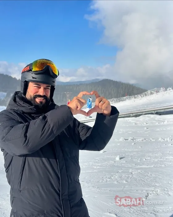 Burak Özçivit ve Fahriye Evcen çiftinin kayak keyfi! Oğulları Karan ve Kerem ile içleri ısıttılar