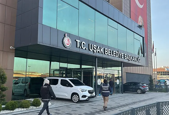 chpli-usak-ve-marmaris-belediyelerine-rusvet-operasyonu-cok-sayida-supheli-gozaltinda-1774590460223.jpeg CHP'li Uşak Belediyesi'ne rüşvet operasyonu: Belediye Başkanı Özkan Yalım gözaltında! Firmaları haraca bağlamışlar