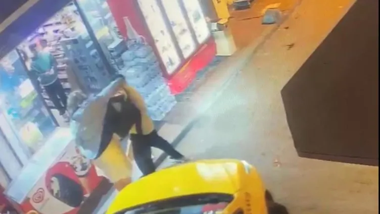 İstanbul Taksim’de ABD’li kadının yaptıklarını görenler şaştı kaldı: Önüne çıkan her erkeğe…