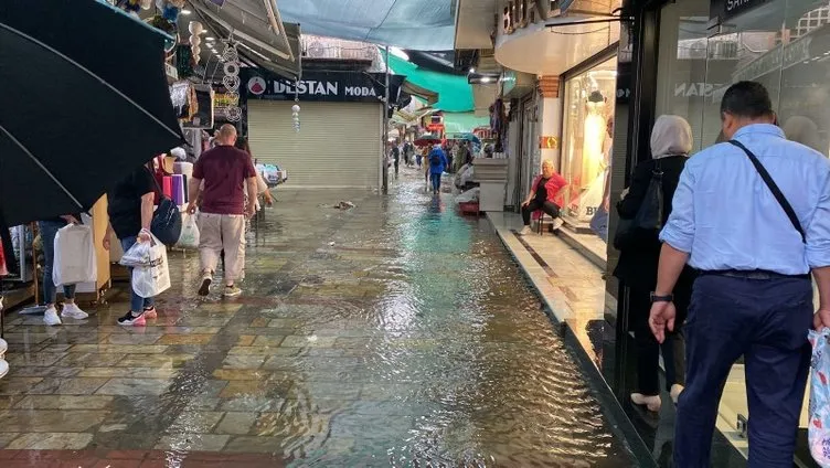 İzmir’i yine sel aldı: Vatandaş sokaktan botla geçti!