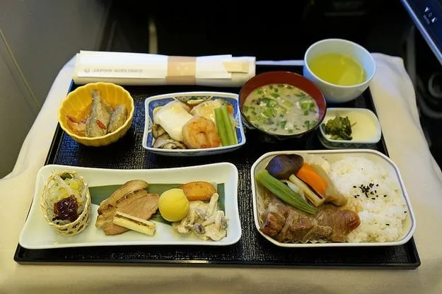 Uçakta yemeklerin tadı neden garip ?