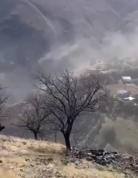 Dağ yerinden oynadı: Deprem anı kamerada