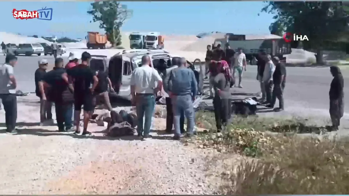Otomobil ile hafif ticari araç çarpıştı: 6 yaralı videosunu izle Otomobil ile hafif ticari araç çarpıştı: 6 yaralı videosunu izle