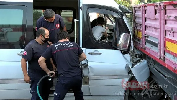 Fide işçilerinin taşındığı minibüs TIR'a çarptı