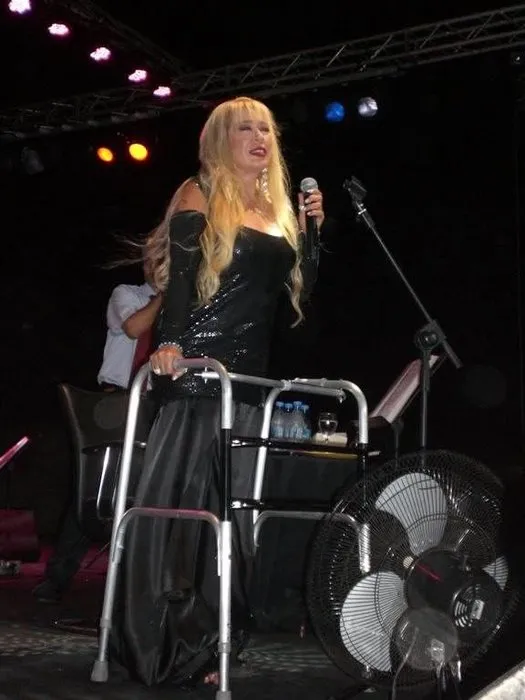 Zerrin Özer tekerlekli sandalyeye mahkum kaldı!