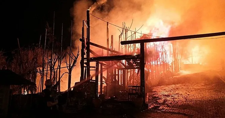 Kocaeli’de 3 katlı otel alev alev yandı