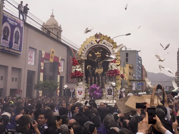 Peru’da Lord of Miracles Festivali