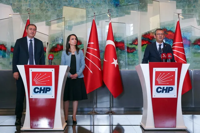 chp-cekilip-demin-adayini-desteklemisti-mersin-mitinginde-ocalan-sloganlari-1708675431394.jpg