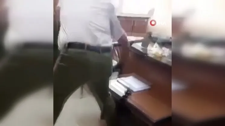 İzmir'de müdür odasına balyozla dalıp masayı parçalayan sendikacı kamerada