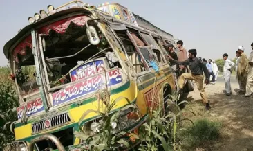 Pakistan’da feci çarpışma: Yolcu otobüsü ters şeride girdi! 11 ölü