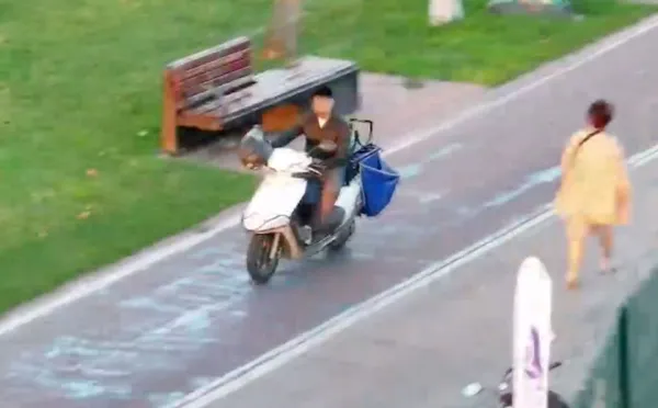 yaya-yolunu-isgal-eden-motosikletlilere-dronlu-trafik-darbesi-1785057157631.jpg