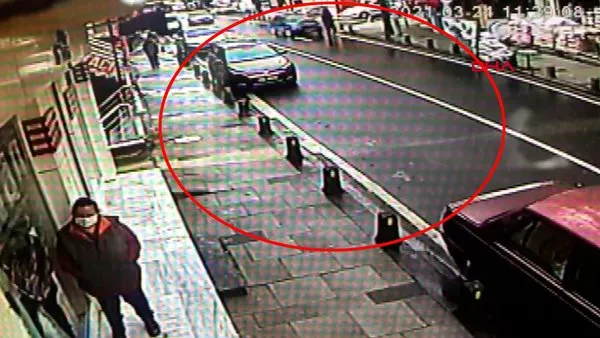 İstanbul Ümraniye'de yolun karşısına geçmeye çalışan kişiye otomobilin çarpma anı kamerada | Video