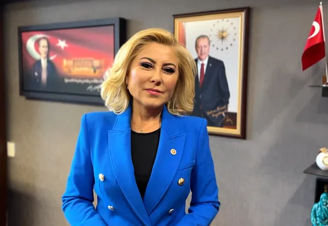 ak-parti-milletvekili-sebnem-bursalidan-ozgur-ozele-cok-sert-tepki-milli-iradeye-acik-bir-saldiridir-1743941479161.jpg