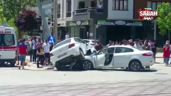 Gaziantep'te kaza: Otomobil çarptığı aracın altına girdi | Video