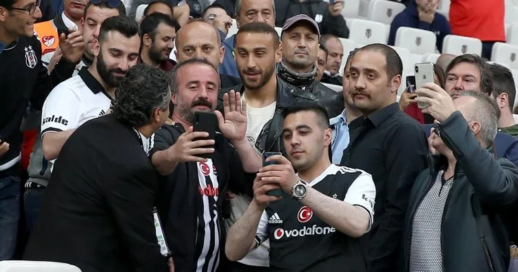 Beşiktaş - Alanyaspor maçında Cenk Tosun tribünde, oğlu sahada