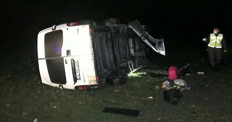 Edirne’de kaçak göçmenleri taşıyan minibüs devrildi: 16 yaralı