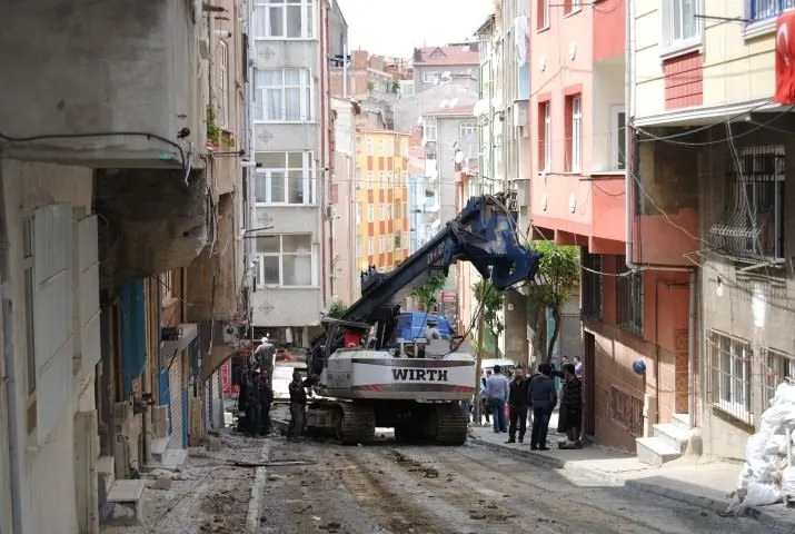 İstanbul’da freni boşalan TIR binaya girdi