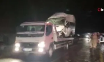 Van’da korkunç kaza! İşçi minibüsü ile otomobil kafa kafaya çarpıştı: 15 yaralı