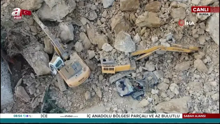 Bursa'da heyelan felaketi! Dev kayalar iş makinelerinin üstüne düştü 1 kişi ölü | Video