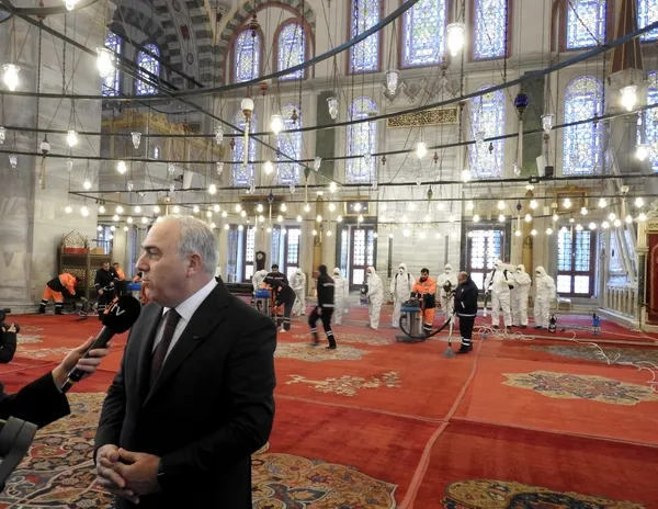 fatih-camii-gul-suyu-ile-temizlenip-dezenfekte-edilerek-ramazana-hazirlandi-1771362331593.jpg