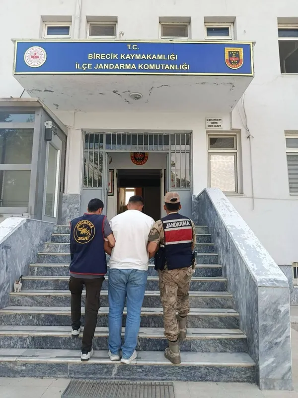 sanliurfada-yapilan-operasyonla-3-firari-hukumlu-yakalandi-1781856055895.jpg