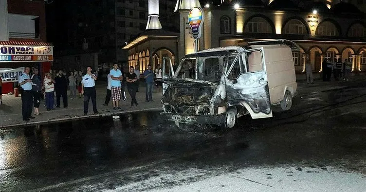Seyir halindeki bir minibüs alev alev yandı!