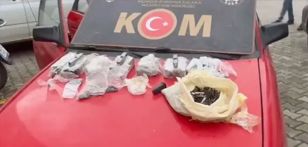 sakaryada-silah-kacakciligi-operasyonu-aracin-kapilarina-zulalanan-binlerce-silah-parcasi-ele-gecirildi-1772619652357.jpg