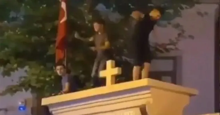 Son dakika: Kadıköy’de eğlence rezaleti... Kilisenin üzerinde oynayan 2 kişiye ev hapsi