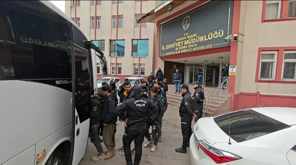 erzurumda-73-duzensiz-gocmen-yakalandi-4-zanli-tutuklandi-1765552998046.jpg