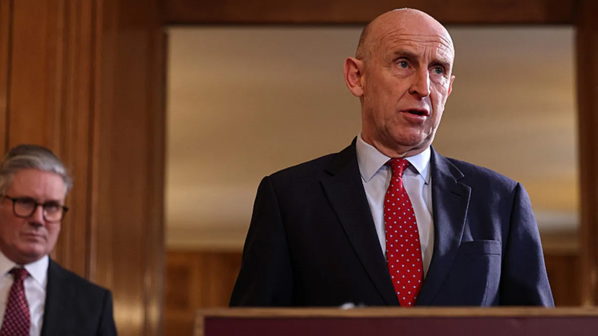 İngiltere Savunma Bakanı John Healey'in istifasına dair haber görseli.