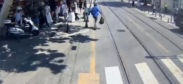 camide-namaz-kilan-adamin-cantasini-caldi-gozaltina-alinan-supheli-tutuklandi-1787212380071.jpg