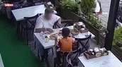 Hesabı ödememek için çevirdiği oyun hayrete düşürdü! Kendi kılını koparıp yemeğin içerisine koydu... O anlar kameraya yansıdı