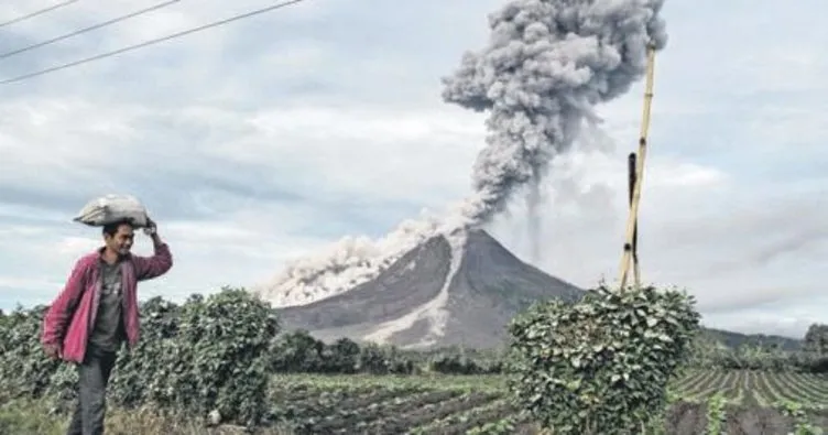 Endonezya’yı volkan ve tropik fırtına vurdu