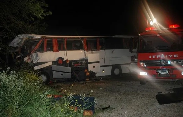 Sakarya'da otobüsle kamyon çarpıştı