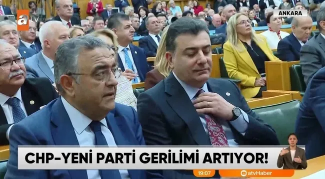 ozgur-ozeli-kursudeyken-elestirdiler-o-not-kameralara-takildi-orgut-islerine-girmemesi-lazim-1792525390620.jpg Özgür Özel’i kürsüdeyken eleştirdiler: O not kameralara takıldı! “Örgüt işlerine girmemesi lazım”